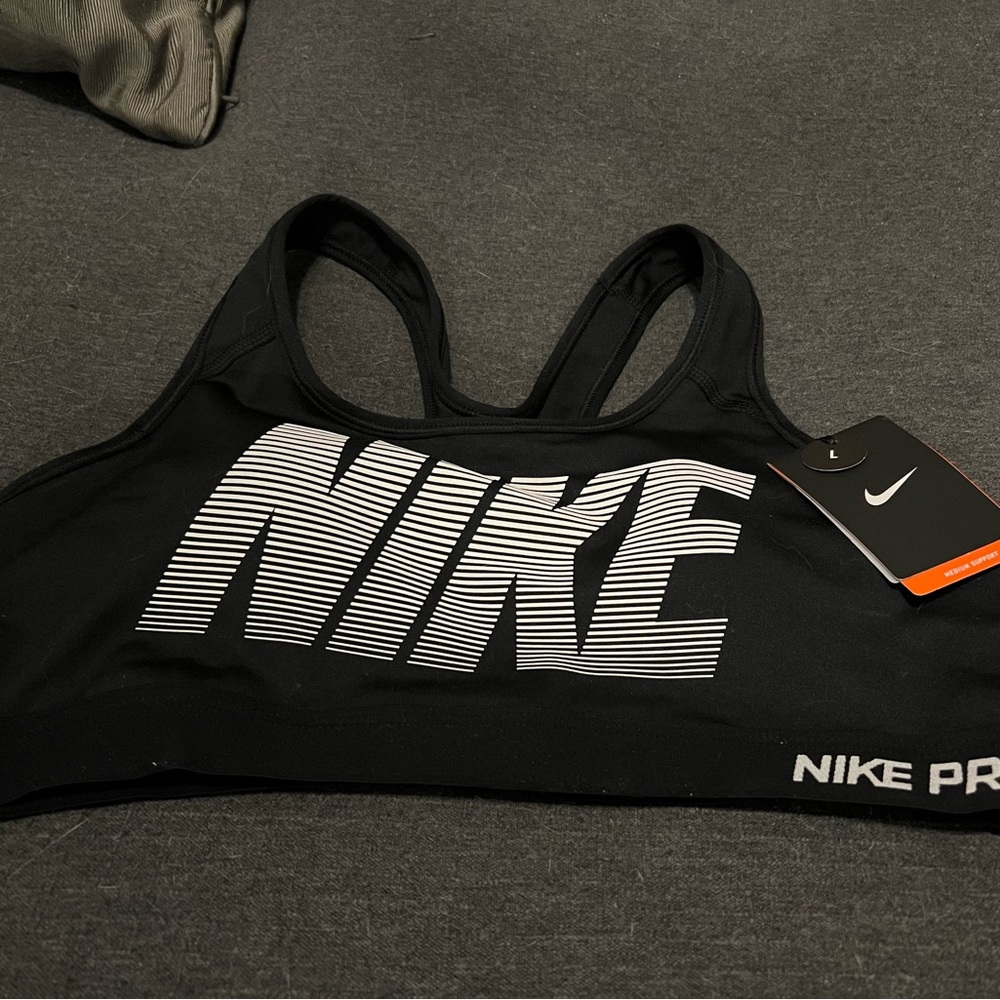 New Nike Sports Bra / Size Large